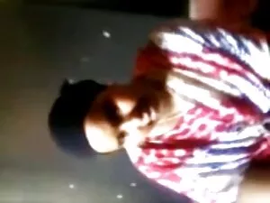 یک دختر fucks در سبز ...